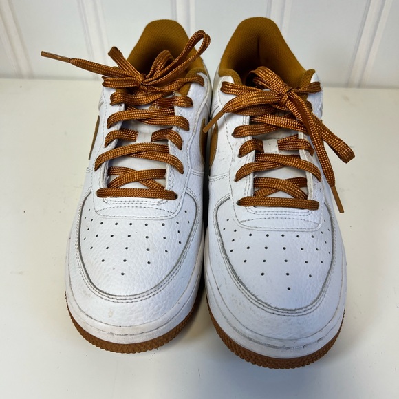 Nike White and Ochre Brown Air Force 1 '07 GS Pecan size 7 men's - Picture 2 of 7